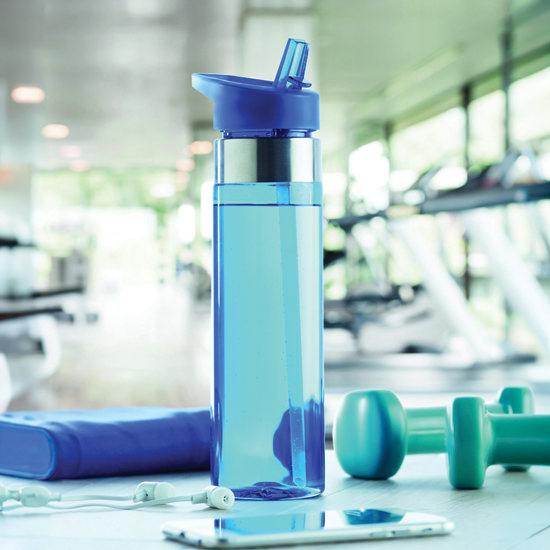 Przezroczyste butelki z tritanu z kolorowym nadrukiem logo firmy ustawione na blacie