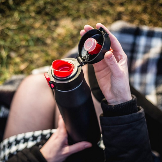 Kubek termiczny z ustnikiem — zamknięta pokrywka chroniąca ustnik przed zabrudzeniem