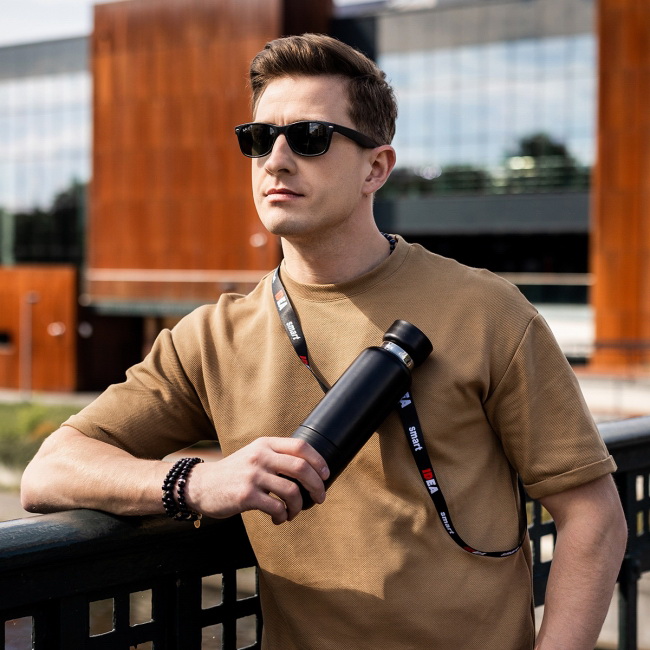 Butelka termiczna 500 ml czarna z kubkiem i smyczą