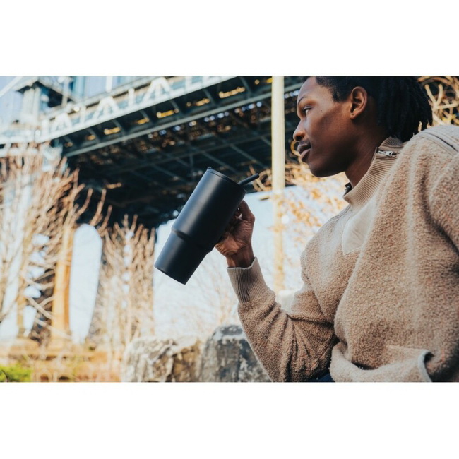 Czarny kubek termiczny 900 ml z uchwytem ze stali 18/8