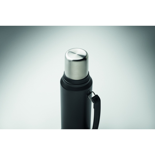 Czarny termos próżniowy Nyima 1 L z grawerem