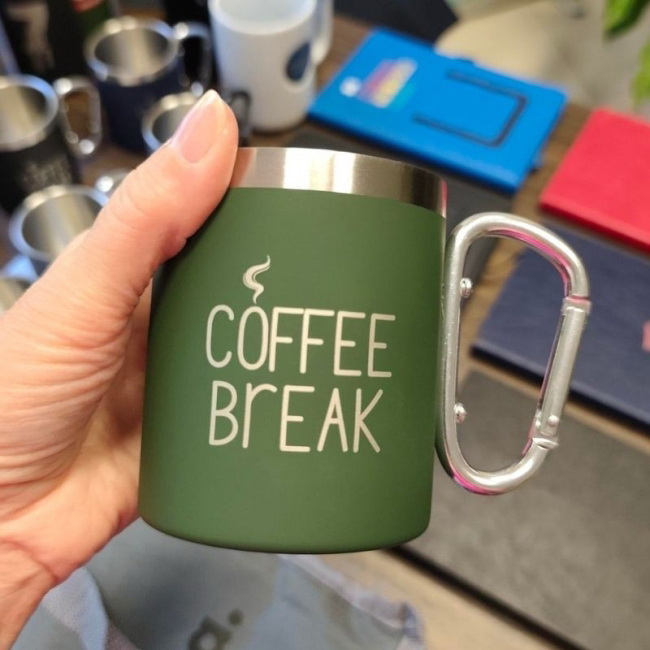 Kubek stalowy 300 ml z karabińczykiem, ciemnozielony