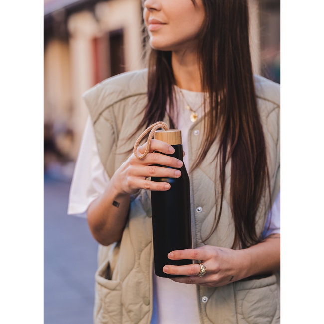 Lavotto 500 ml – czarna butelka termiczna, bambus