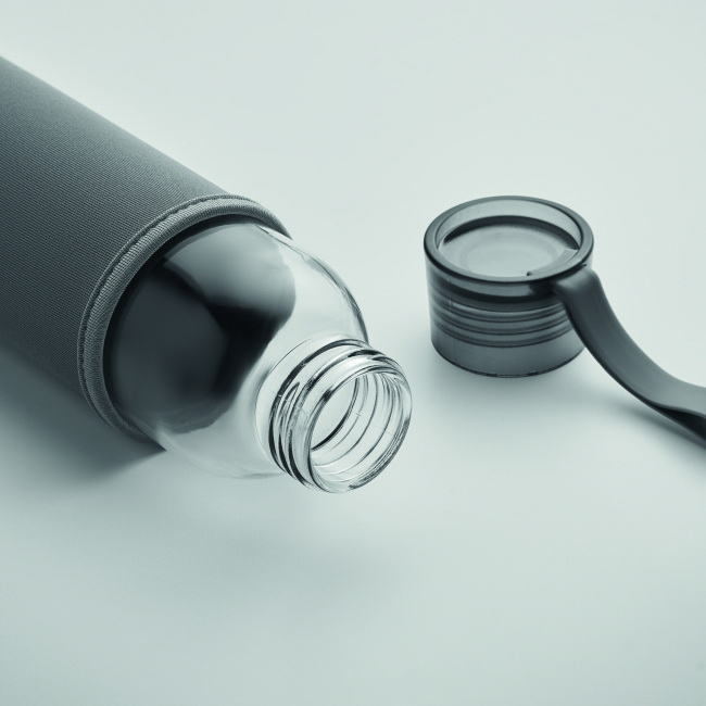 Szklana butelka 500 ml, szare neoprenowe etui