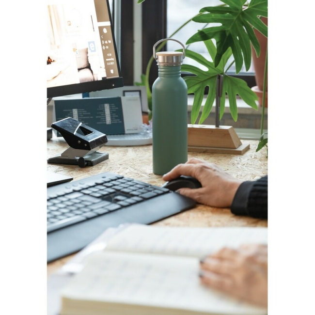 Zielony bidon stalowy 700 ml z bambusową zakrętką